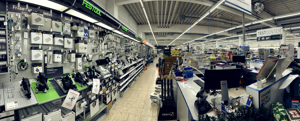 Blick in den Fachmarkt Görlacher: Werkzeugwand, Maschinenbereich und die Beratungstheke